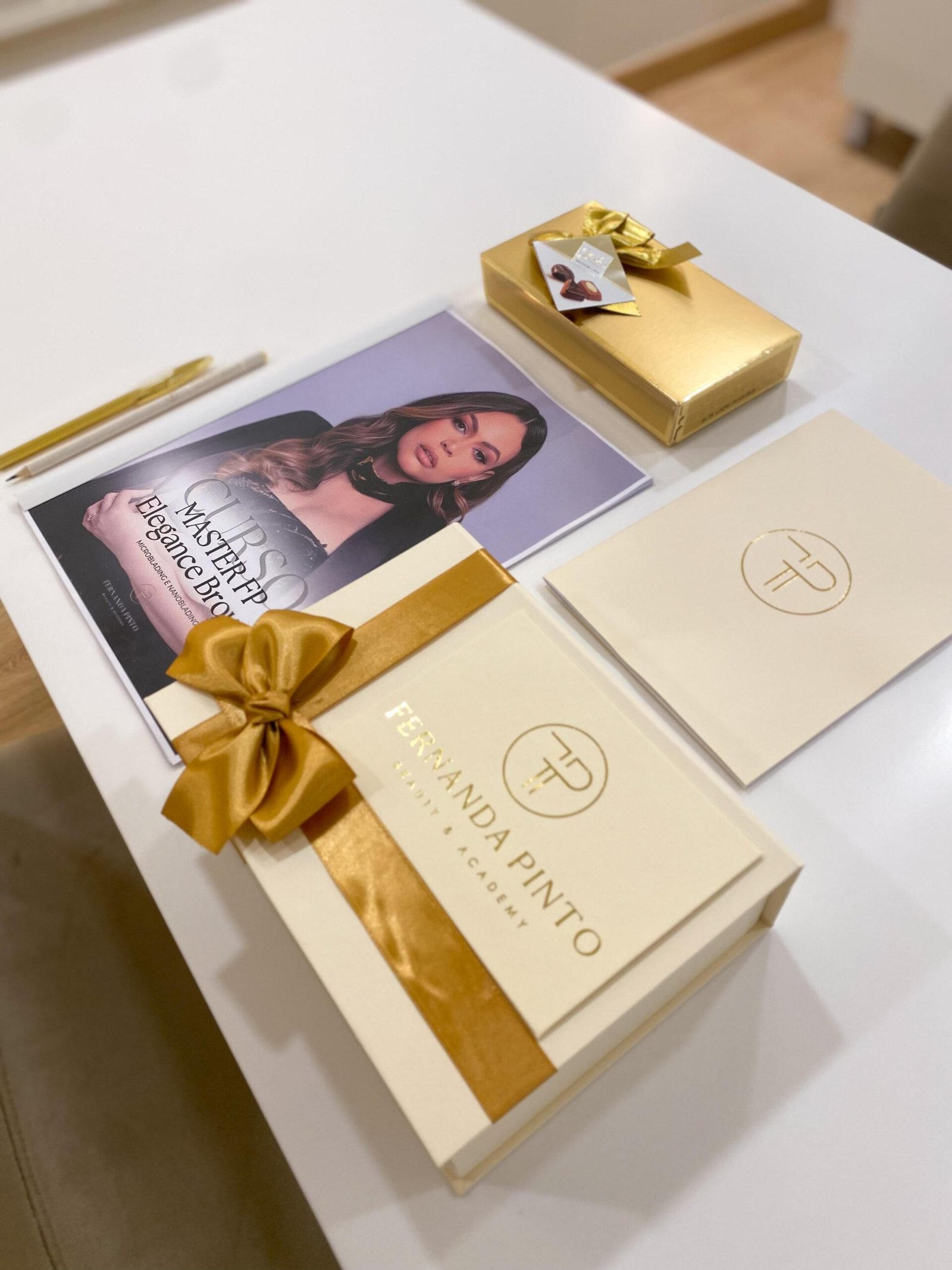 Kit do Curso de Design de Sobrancelhas FP Elegance Brows, com caixa decorada com lacinho e apostilas detalhadas.