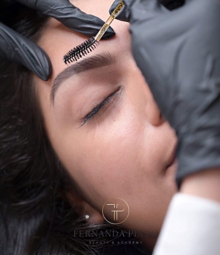 Fernanda Pinto a finalizar micropigmentação de sobrancelhas com a técnica FP Shadow Brows® numa cliente
