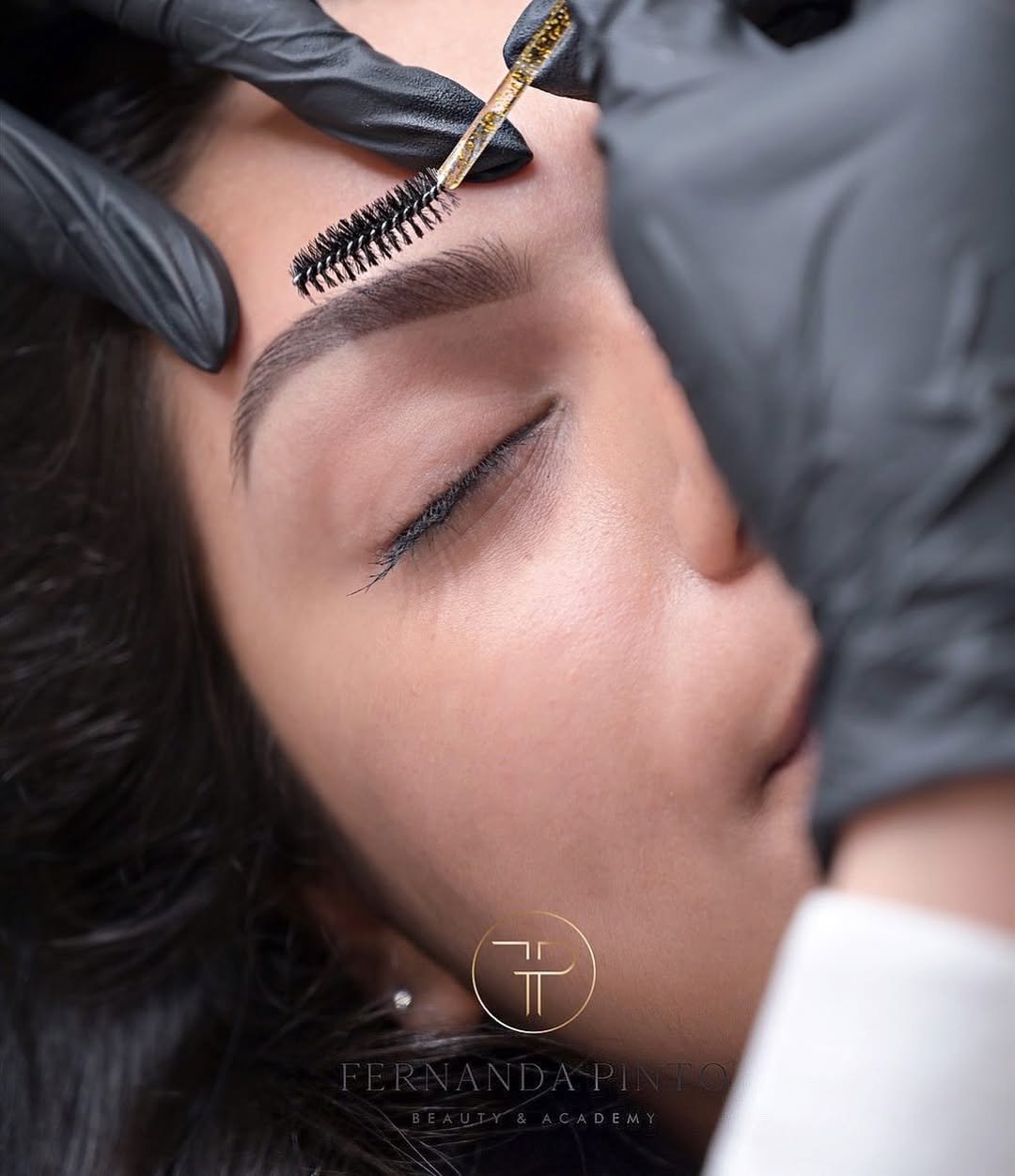Fernanda Pinto a finalizar micropigmentação de sobrancelhas com a técnica FP Shadow Brows® numa cliente